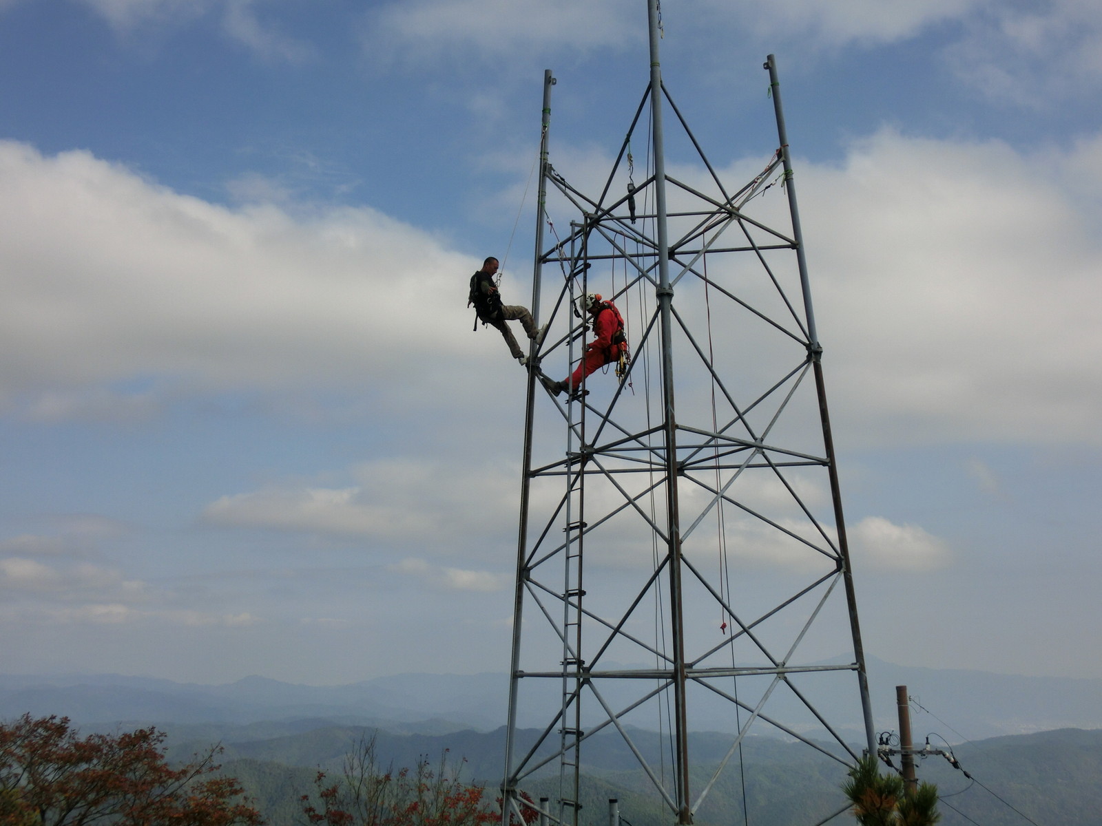 山中での移動体通信鉄塔の撤去工事